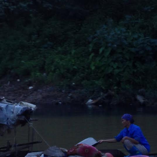 Dân[-]phát[-]hiện[-]nhà[-]máy[-]xả[-]thải[-]thẳng[-]ra[-]Sông[-]Hồng[-]gây[-]ô[-]nhiễm
